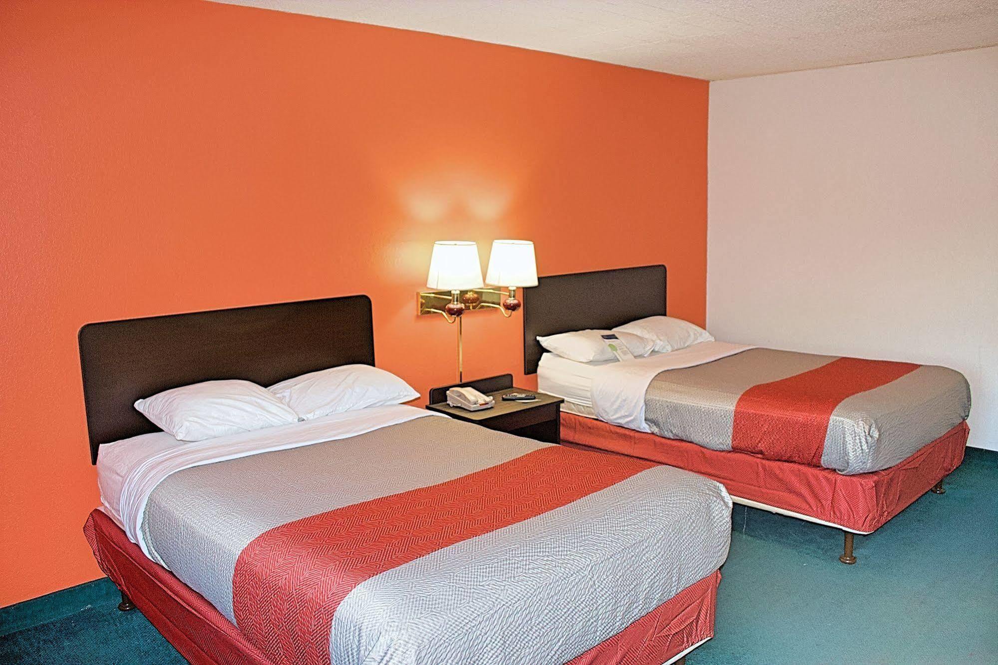 Motel 6-New Stanton, Pa Zewnętrze zdjęcie
